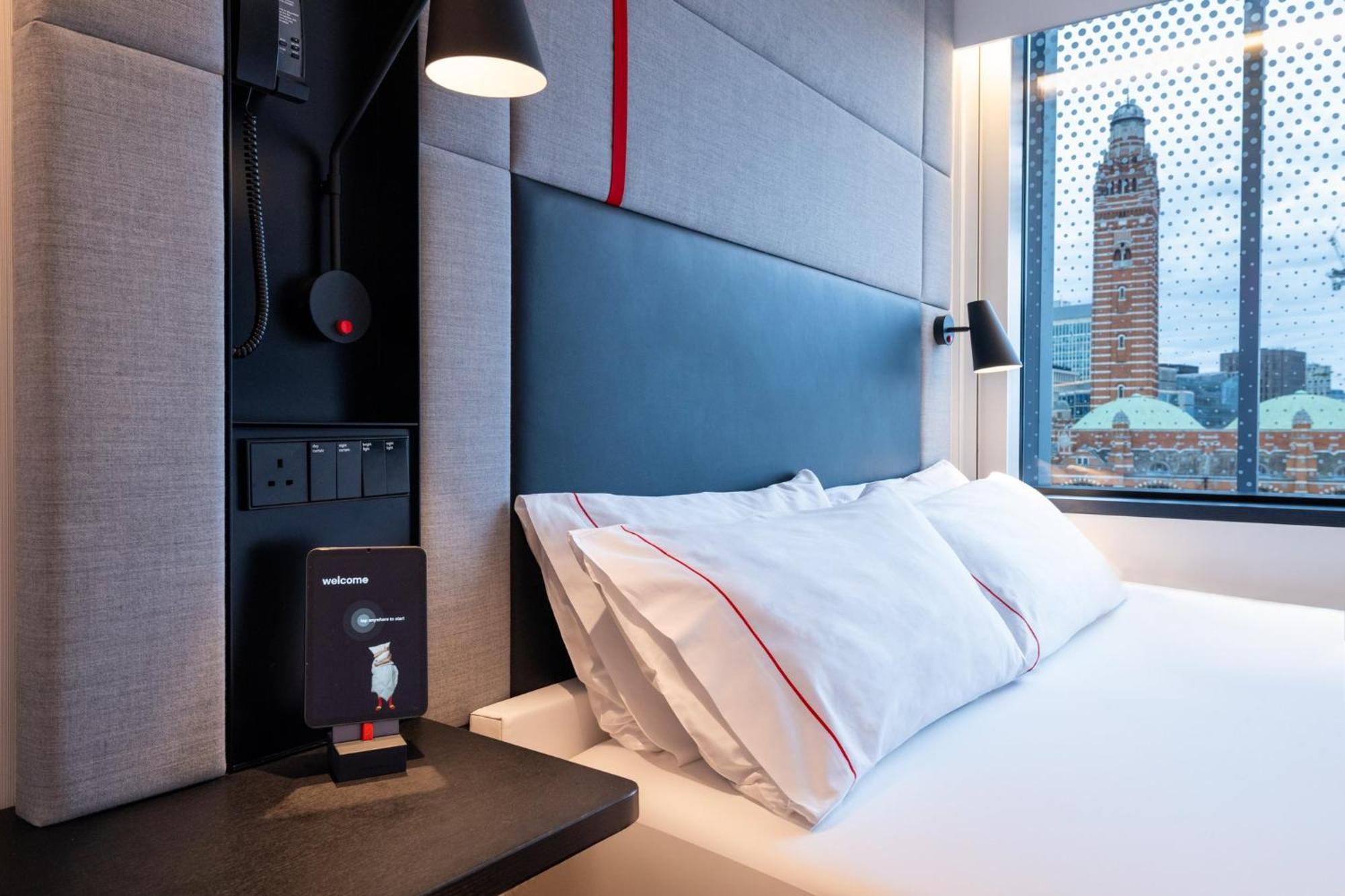 Citizenm London Victoria Station Hotel Bagian luar foto